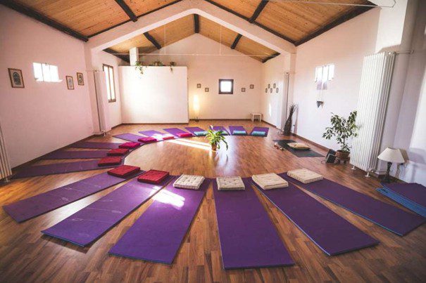 Yoga tussen de bloeiende oleanders